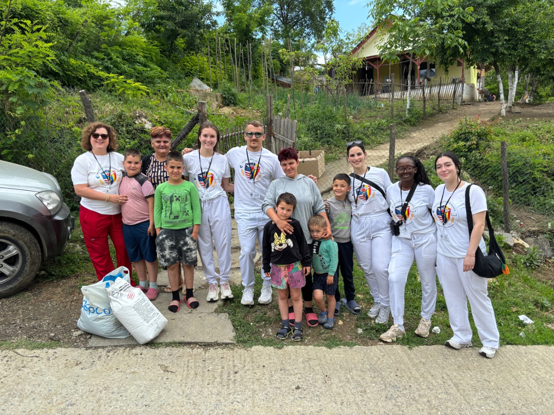 Hearts Beyond Borders volunteers with a Păcureți family